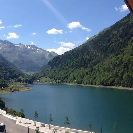 Sur Le Bord Du Lac De Fabreges Laruns